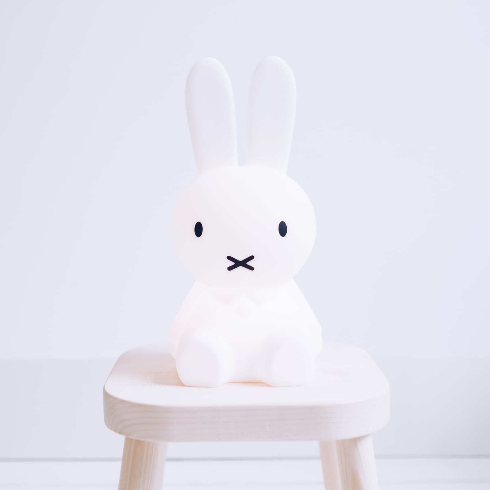 LED bordlampe Miffy First Light oppladbar dimbar 30 cm i barnerom