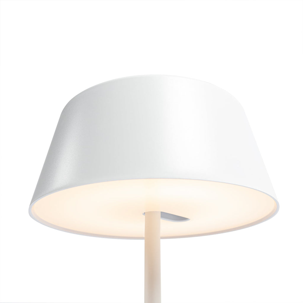 LED-bordlampe Milica dimbar hvit Ø18,3 cm 5W montert på skrivebord