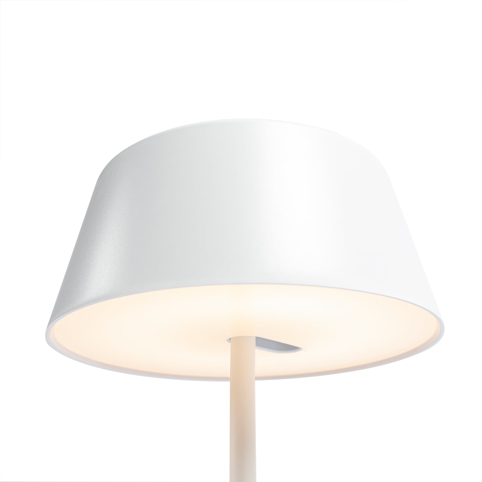 LED-bordlampe Milica dimbar hvit Ø18,3 cm 5W montert på skrivebord