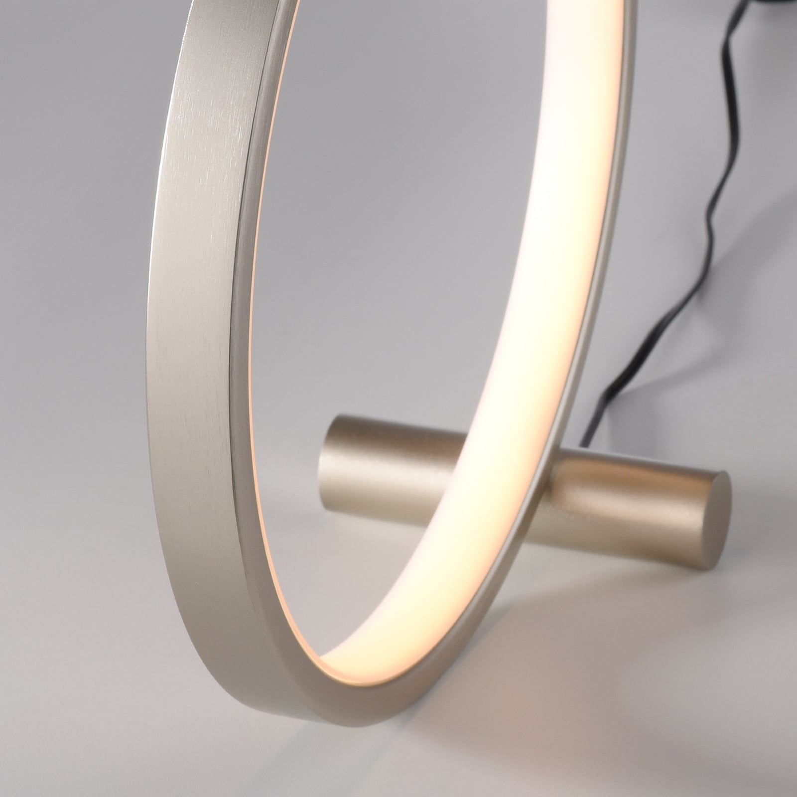 LED bordlampe Mini Ritus sølv jern montert på bord