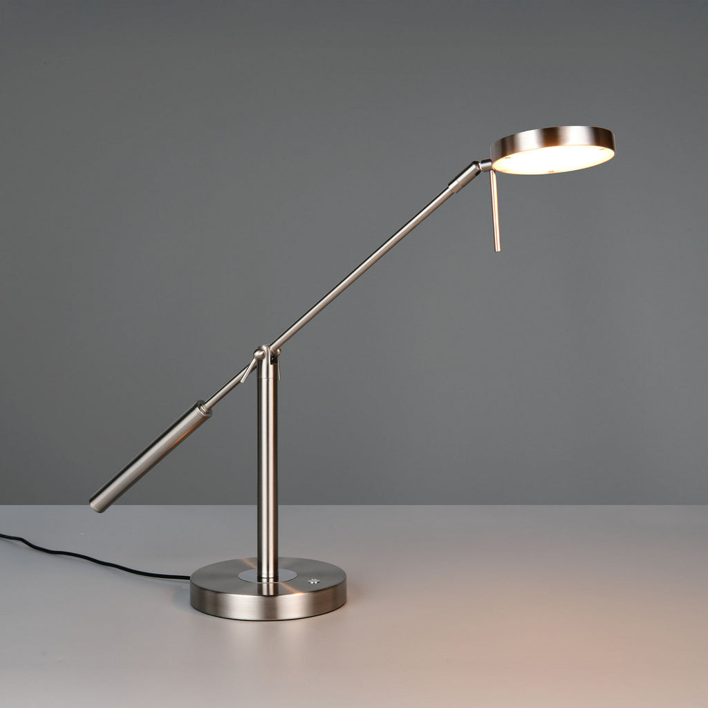 LED bordlampe Monza dimbar CCT matt nikkel nærbilde av bryter