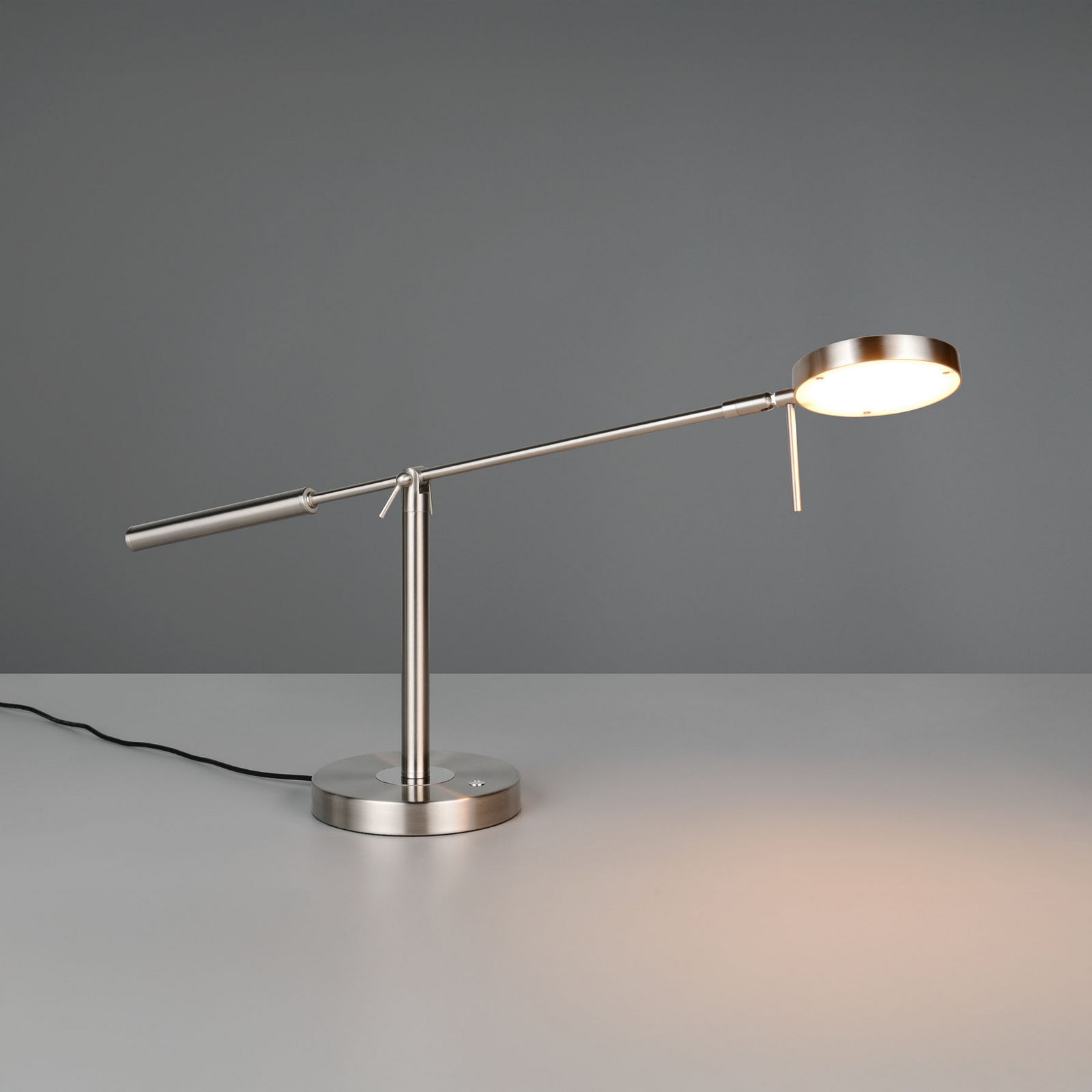 LED bordlampe Monza dimbar CCT matt nikkel med lys på