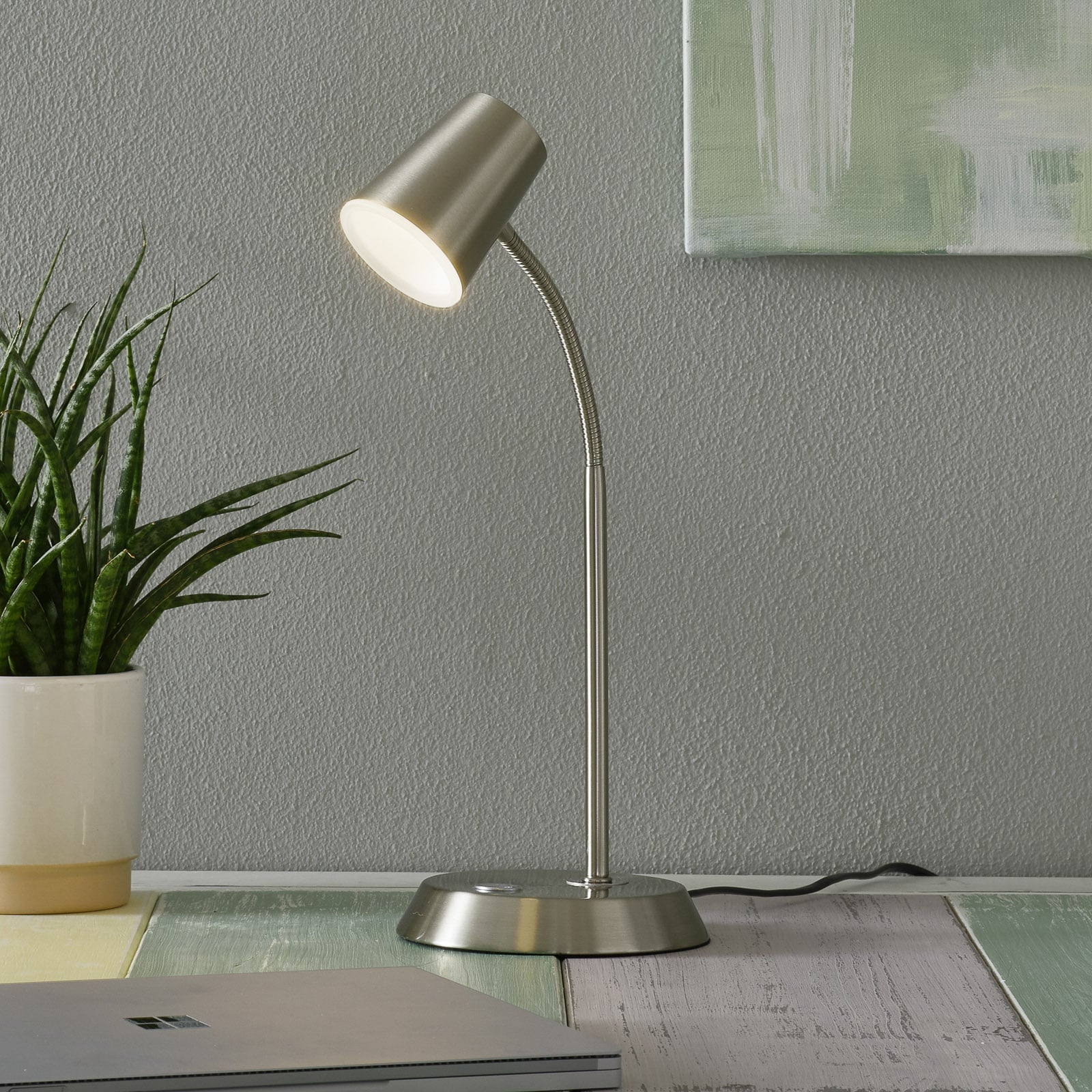 LED-bordlampe Narcos dimbar nikkelfarget forfra