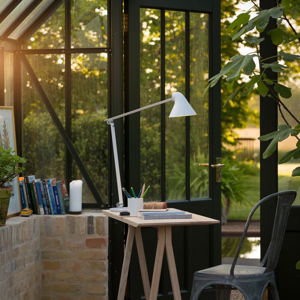LED bordlampe NJP dimbar hvit aluminium 3000K montert på skrivebord