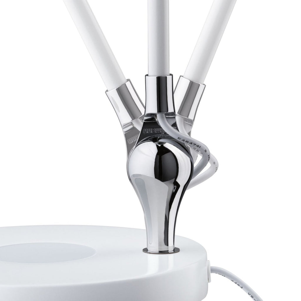 Nærbilde av touchdimmer på LED bordlampe Numis dimbar CCT med Qi-lading hvit