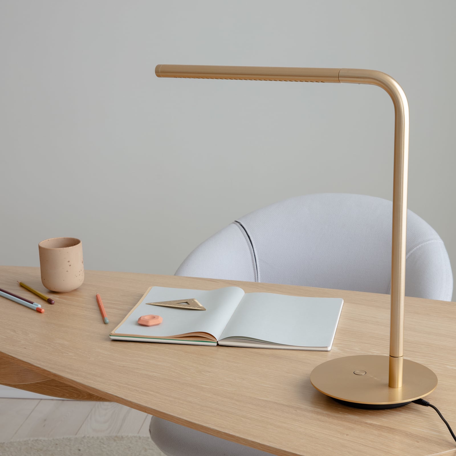 LED bordlampe Omni dimbar dreibar messing 46 cm detalj av lampehode