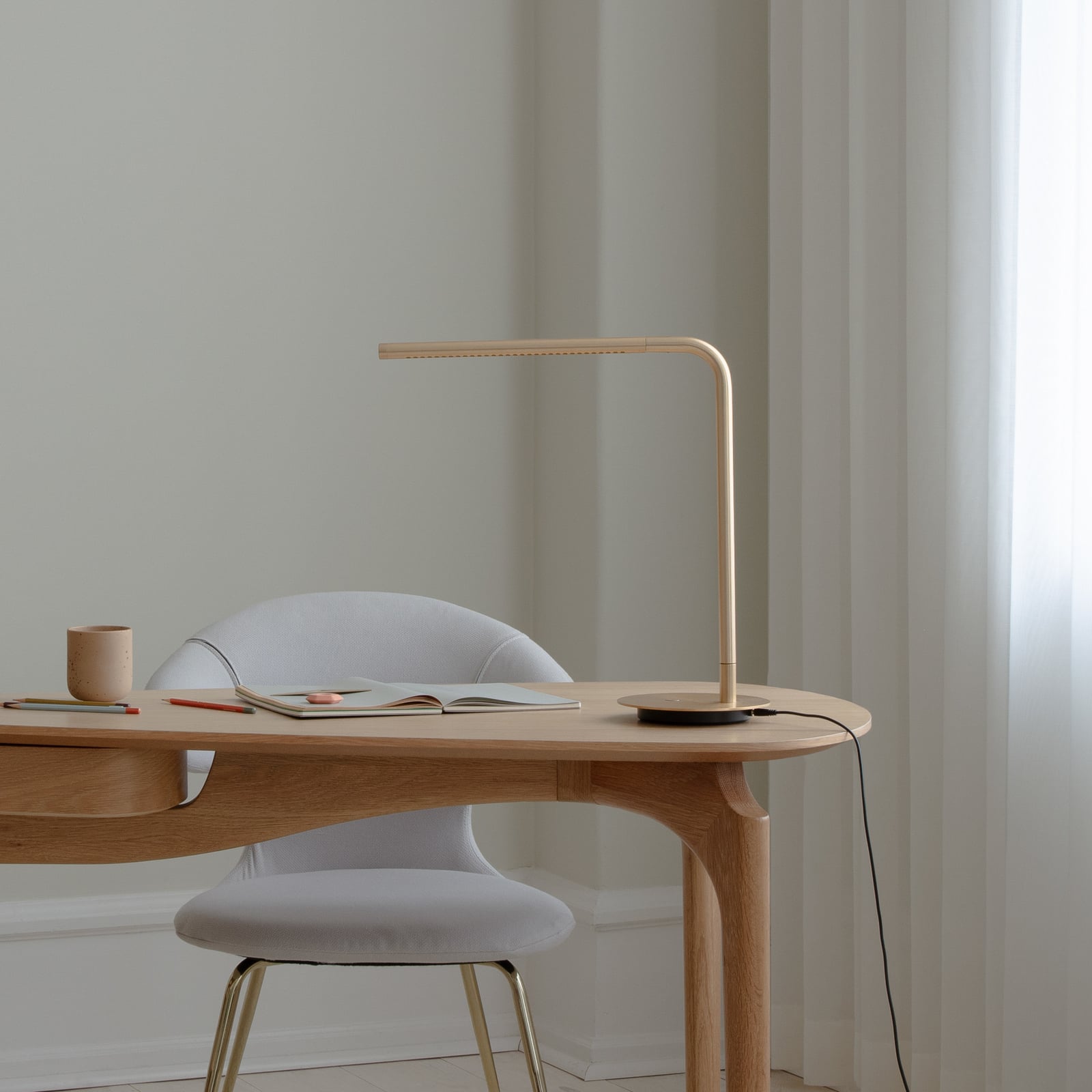 LED bordlampe Omni dimbar dreibar messing 46 cm detalj av materiale