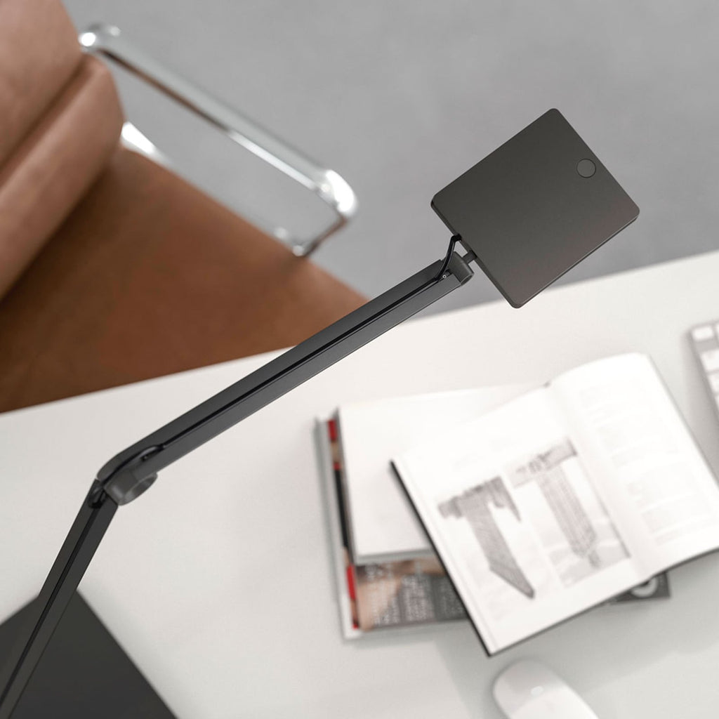 LED bordlampe PARA.MI FTL 108 R svart dimbar montert på skrivebord