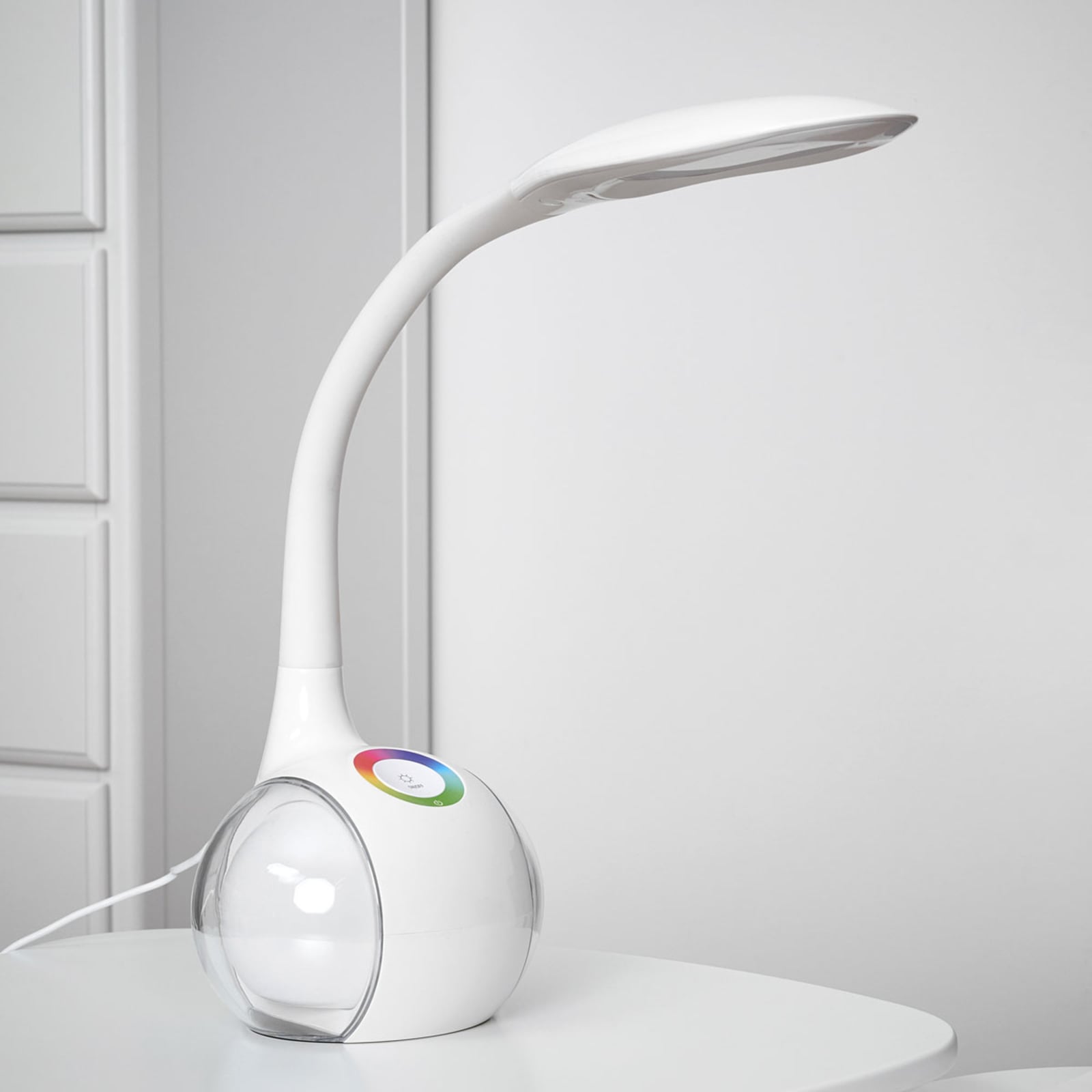 LED bordlampe Paula fleksibel hvit dimbar RGB H53 cm montert på bord