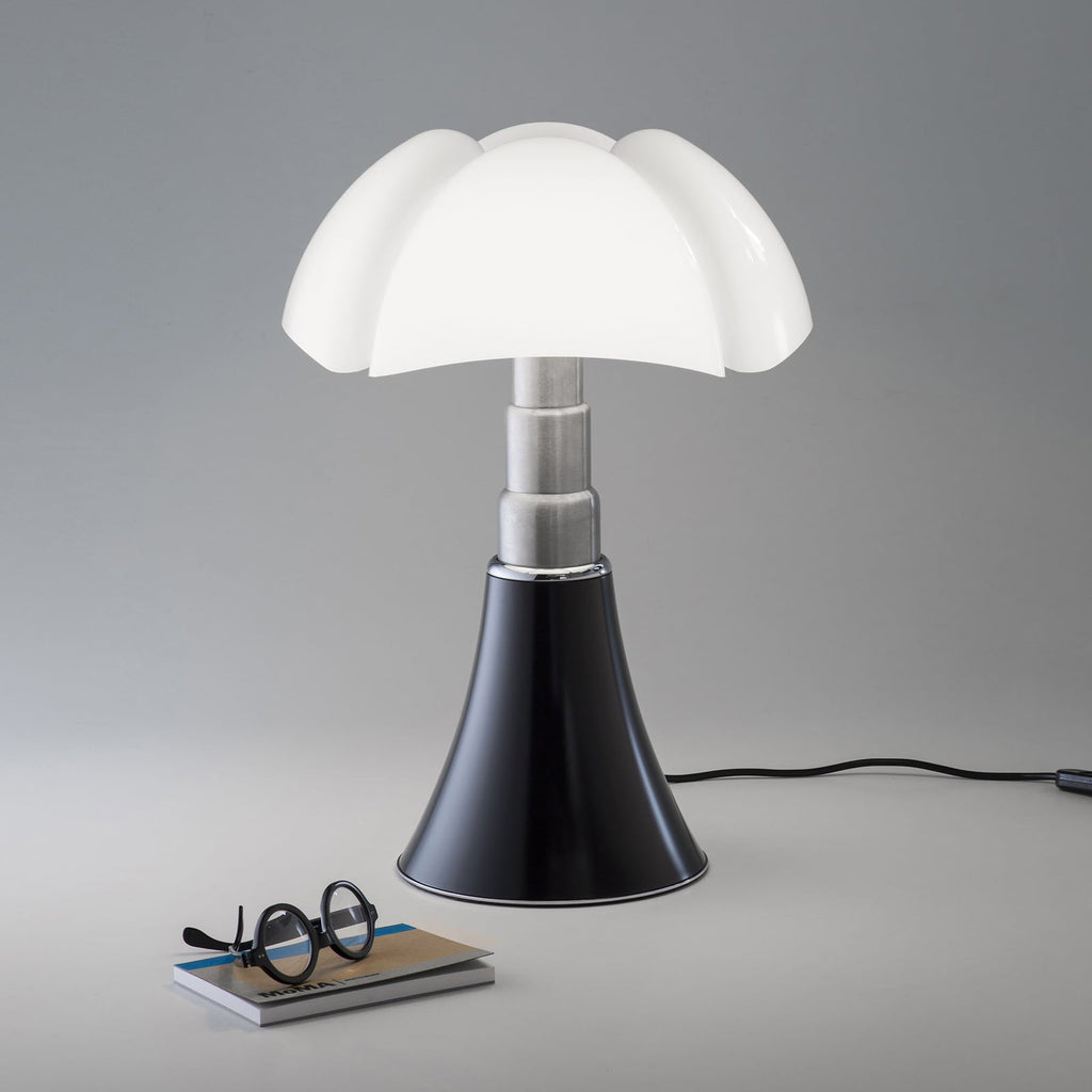 LED-bordlampe Pipistrello Med dimbar brun Ø40 cm montert i interiør