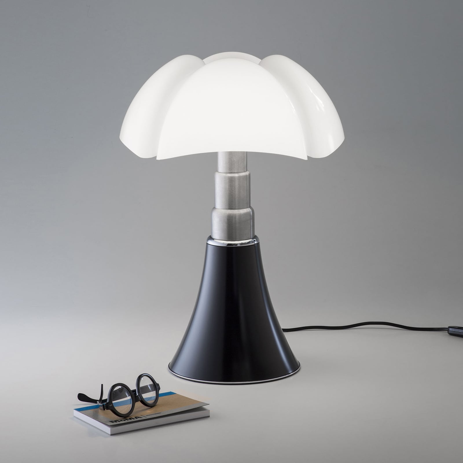 LED-bordlampe Pipistrello Med dimbar brun Ø40 cm montert i interiør