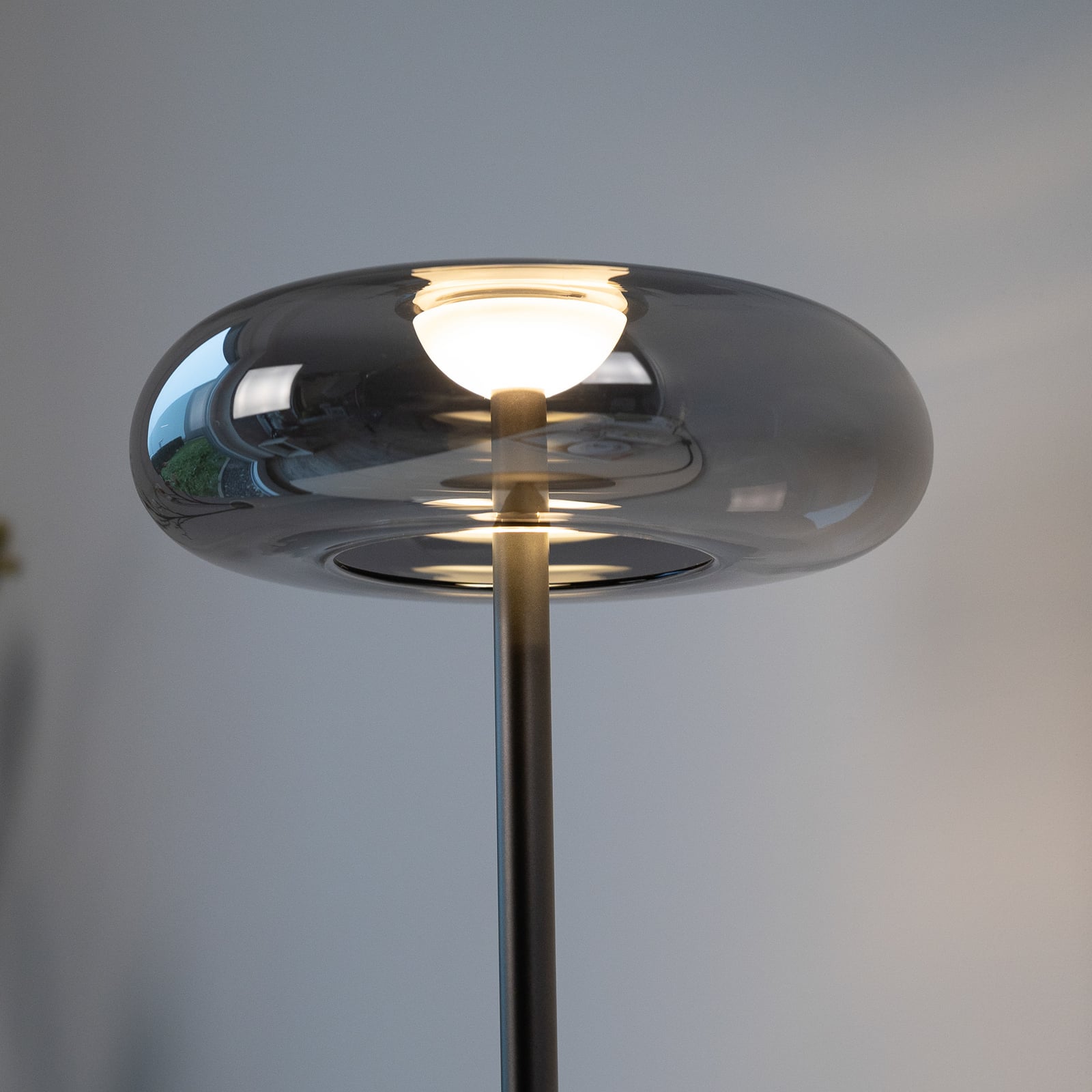 LED bordlampe Posh røykglass dimbar nærbilde av dimmer