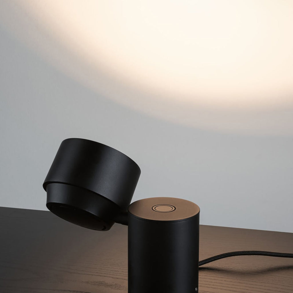 LED-bordlampe Puric Pane I svart svingbar dimbar lysstyrke demonstrasjon