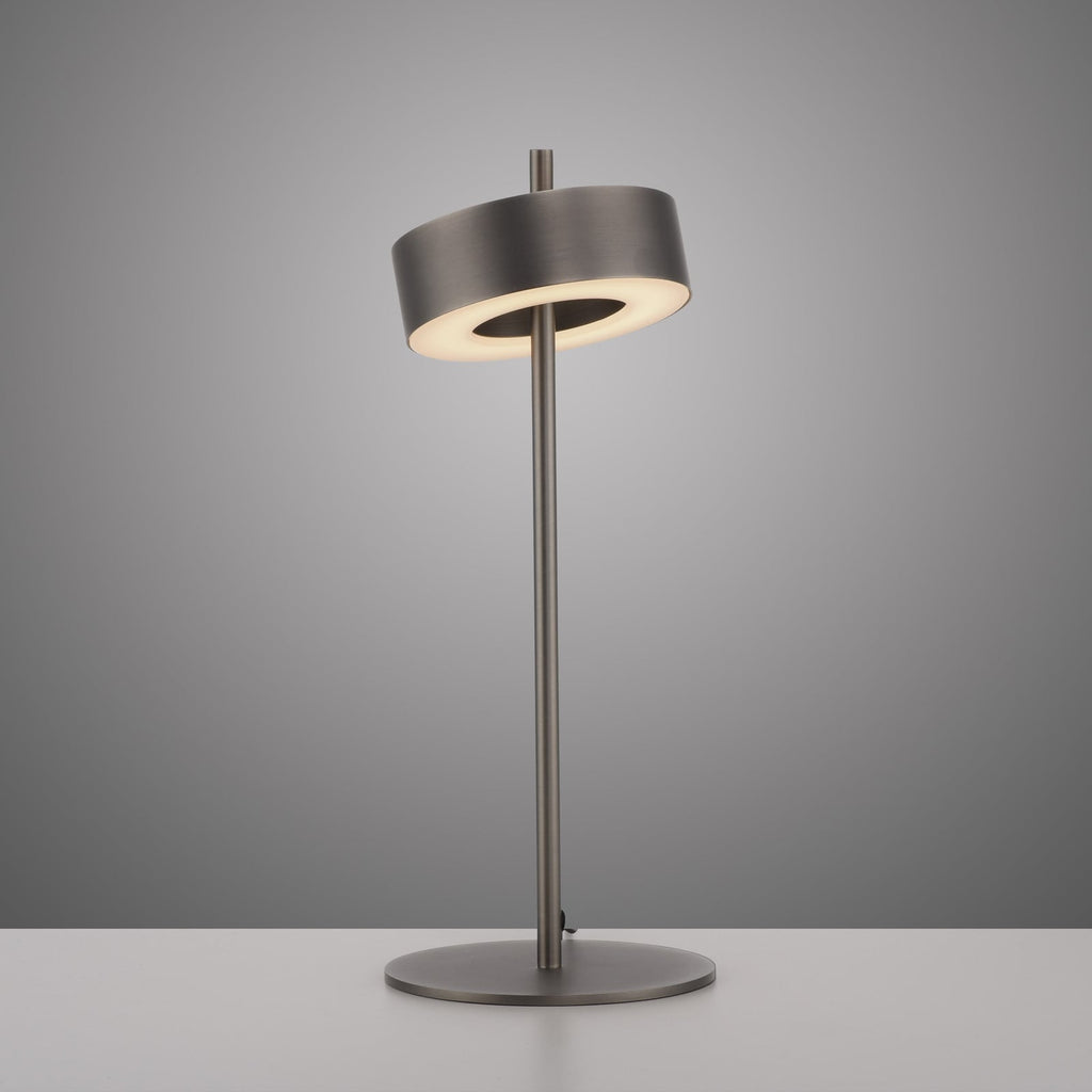 Nærbilde av fjernkontroll til LED bordlampe Q-Rotate dimbar mørkebrun