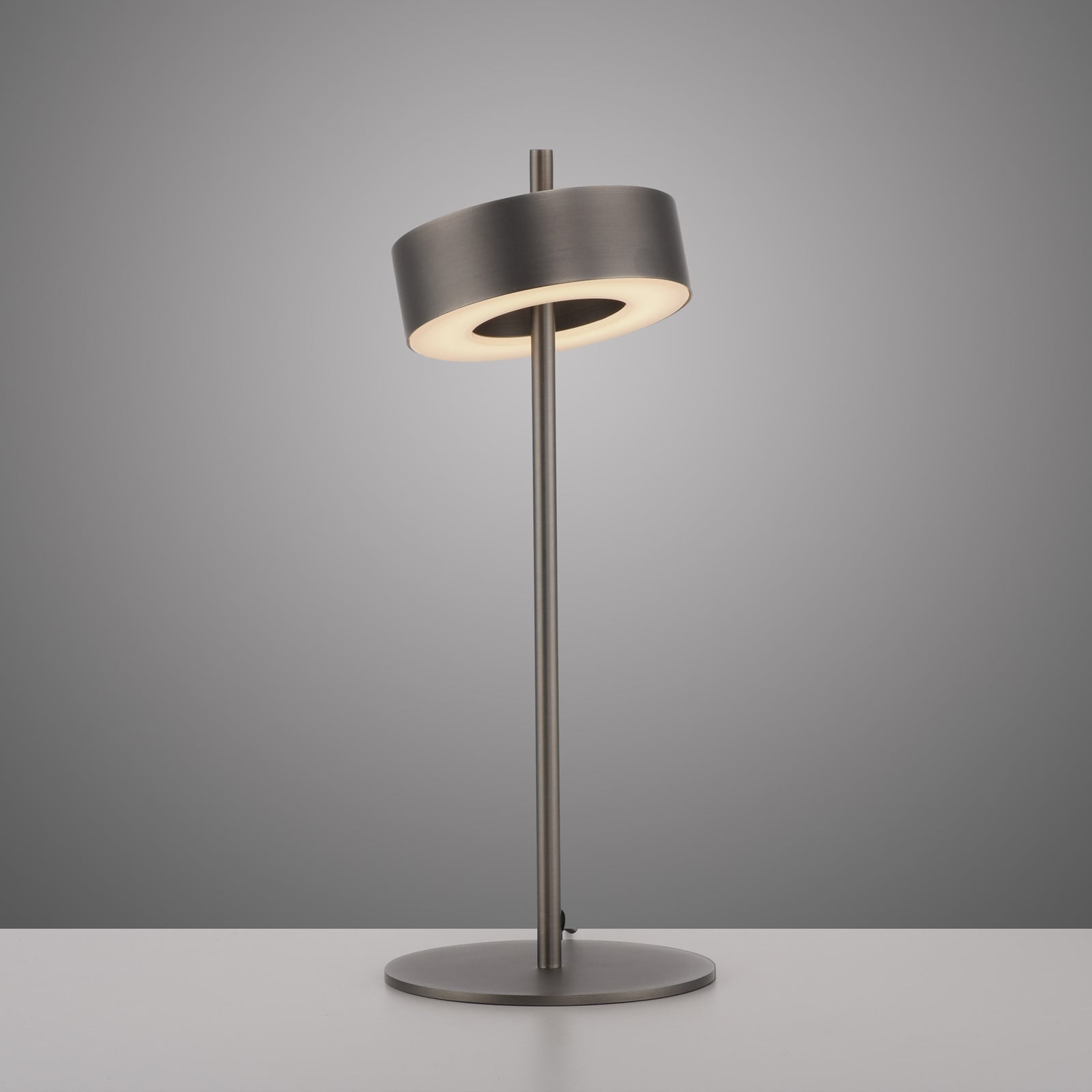 Nærbilde av fjernkontroll til LED bordlampe Q-Rotate dimbar mørkebrun