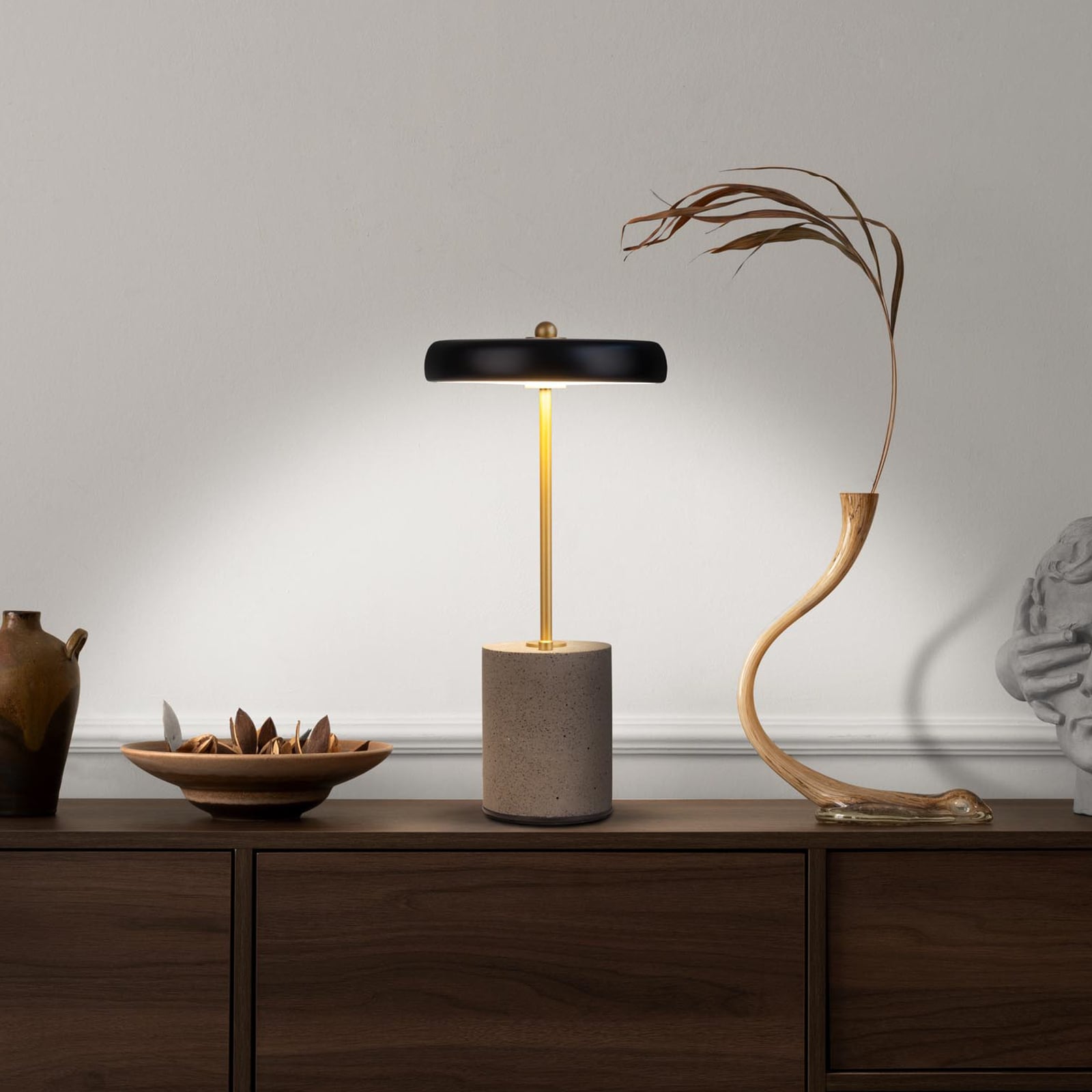 LED bordlampe Seta oppladbar betong svart Ø15 cm dimbar forfra