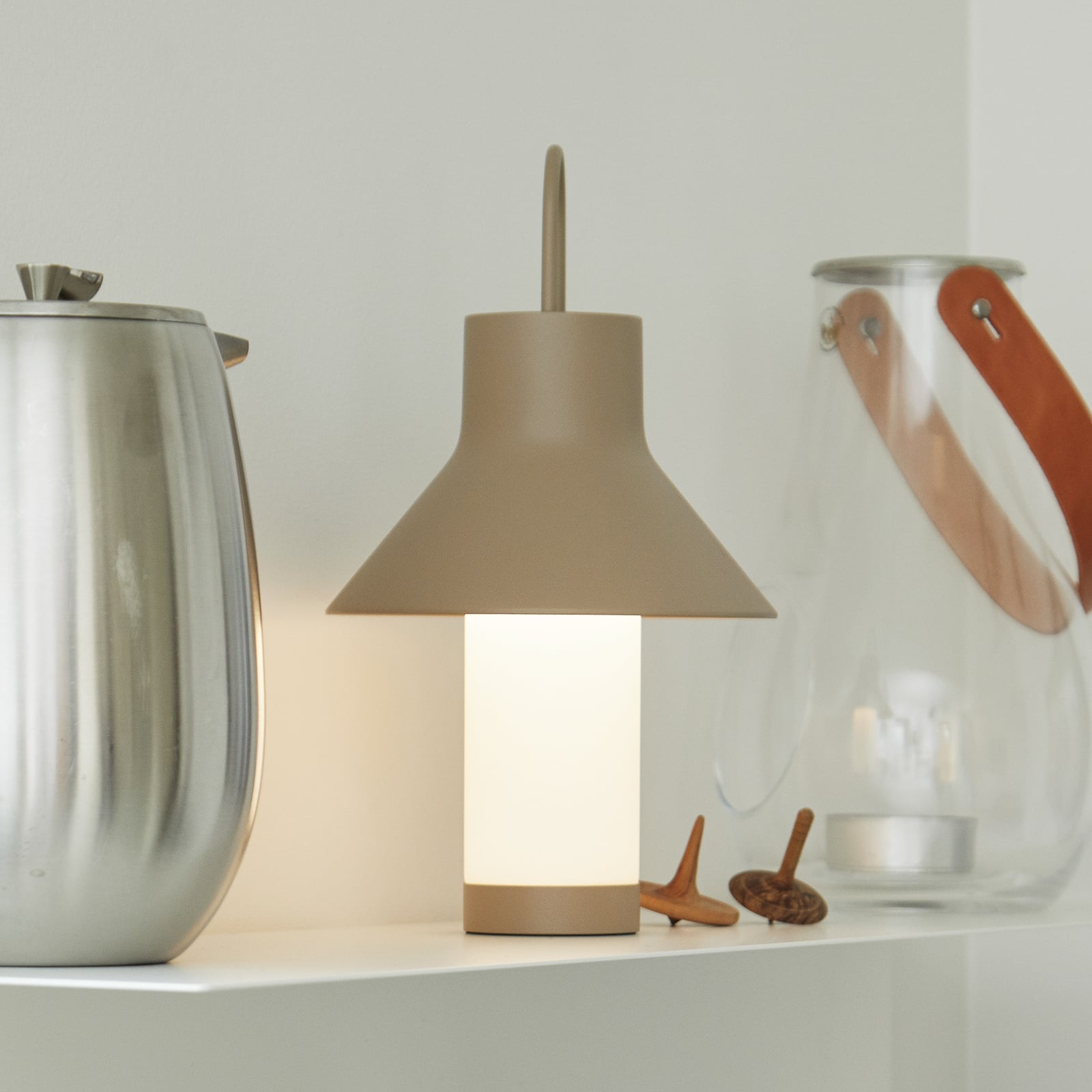 LED bordlampe Shadow Small oppladbar beige IP65 detalj av touch-dimmer