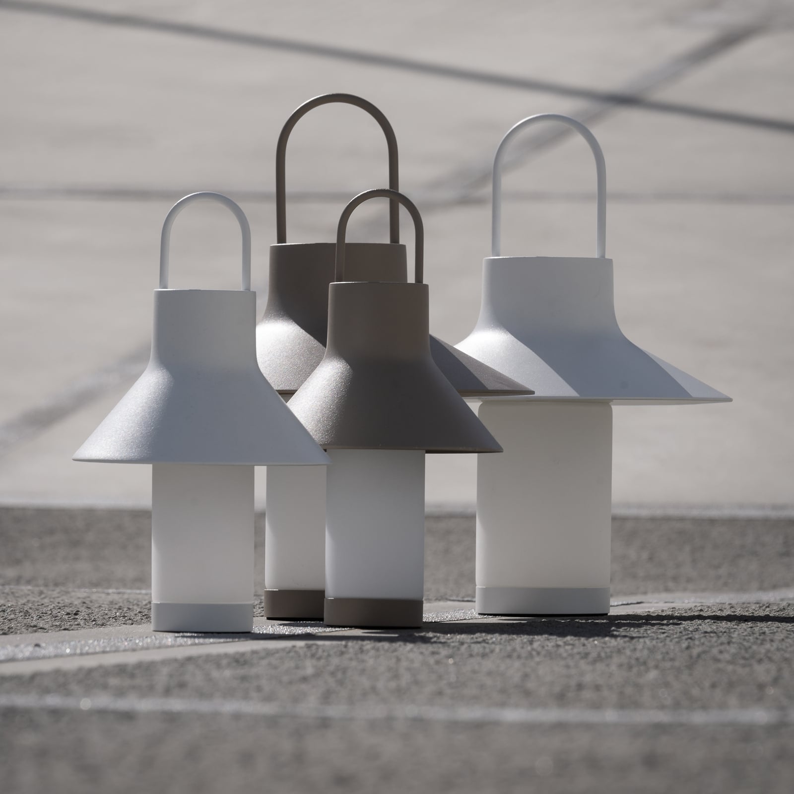 LED bordlampe Shadow Small oppladbar beige IP65 nærbilde av håndtak