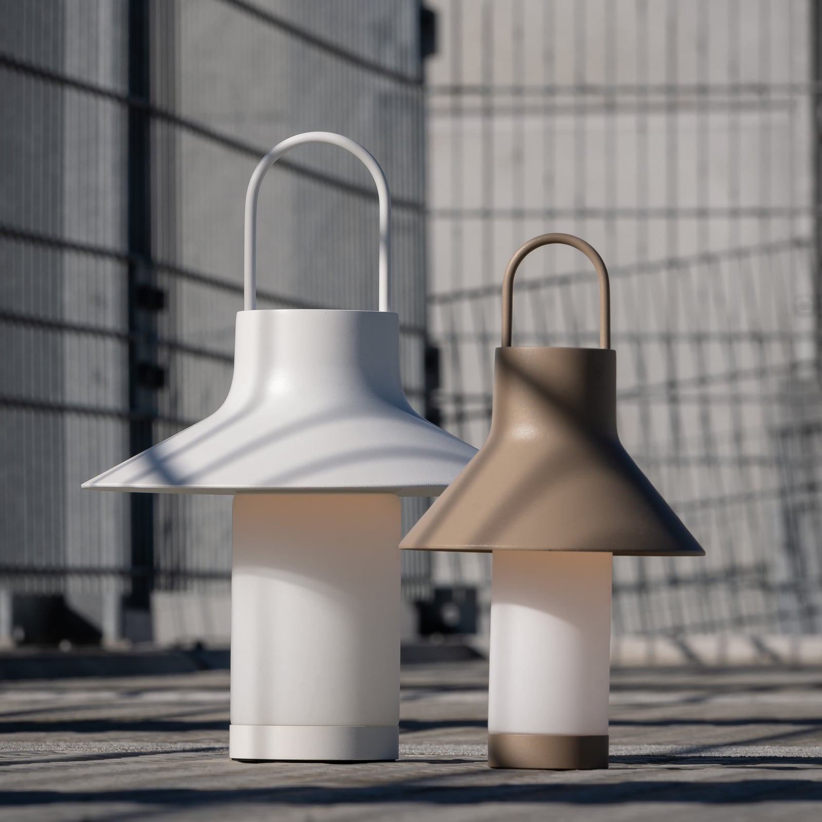 LED bordlampe Shadow Small oppladbar beige IP65 lys i mørke