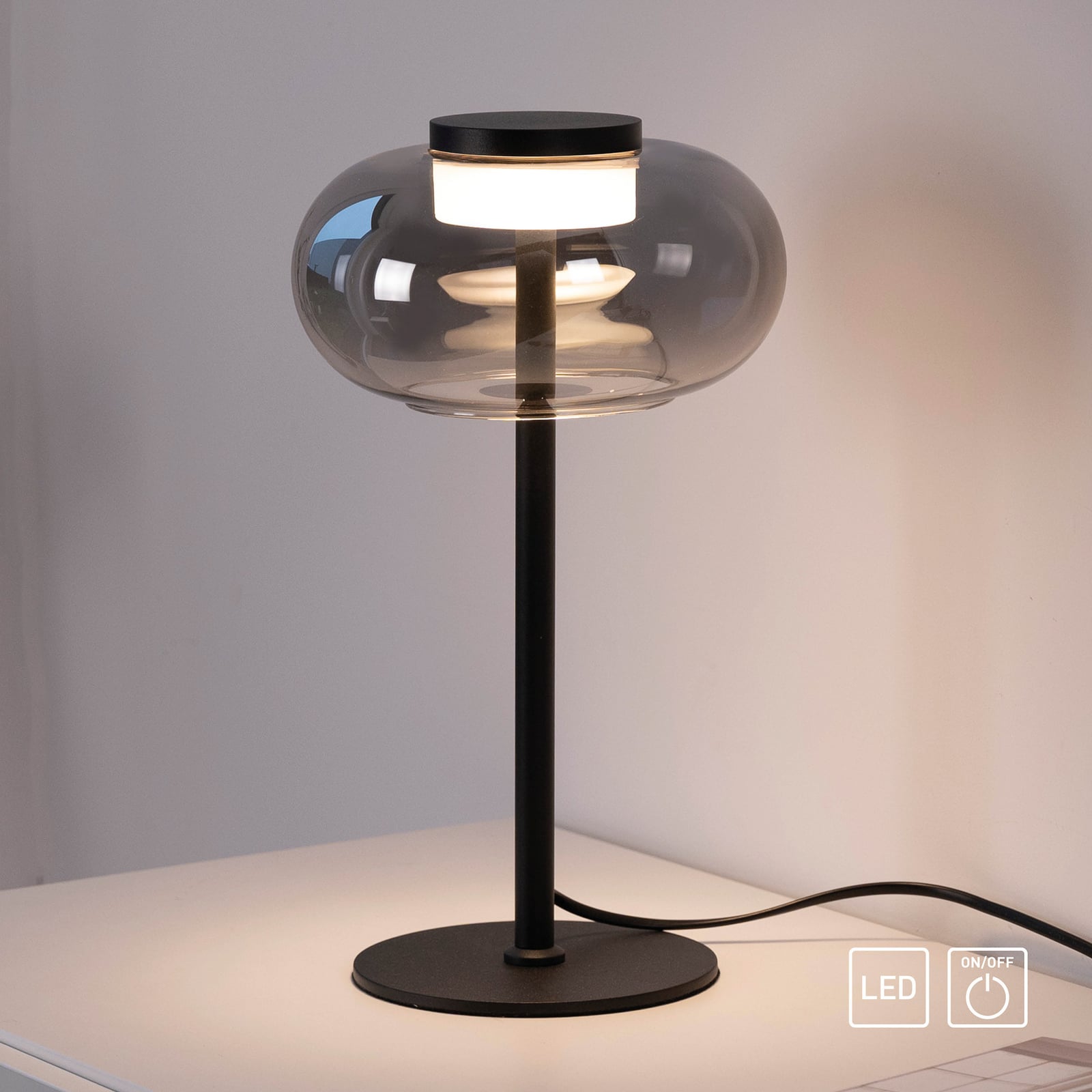 LED bordlampe Sia røykglass svart på bord