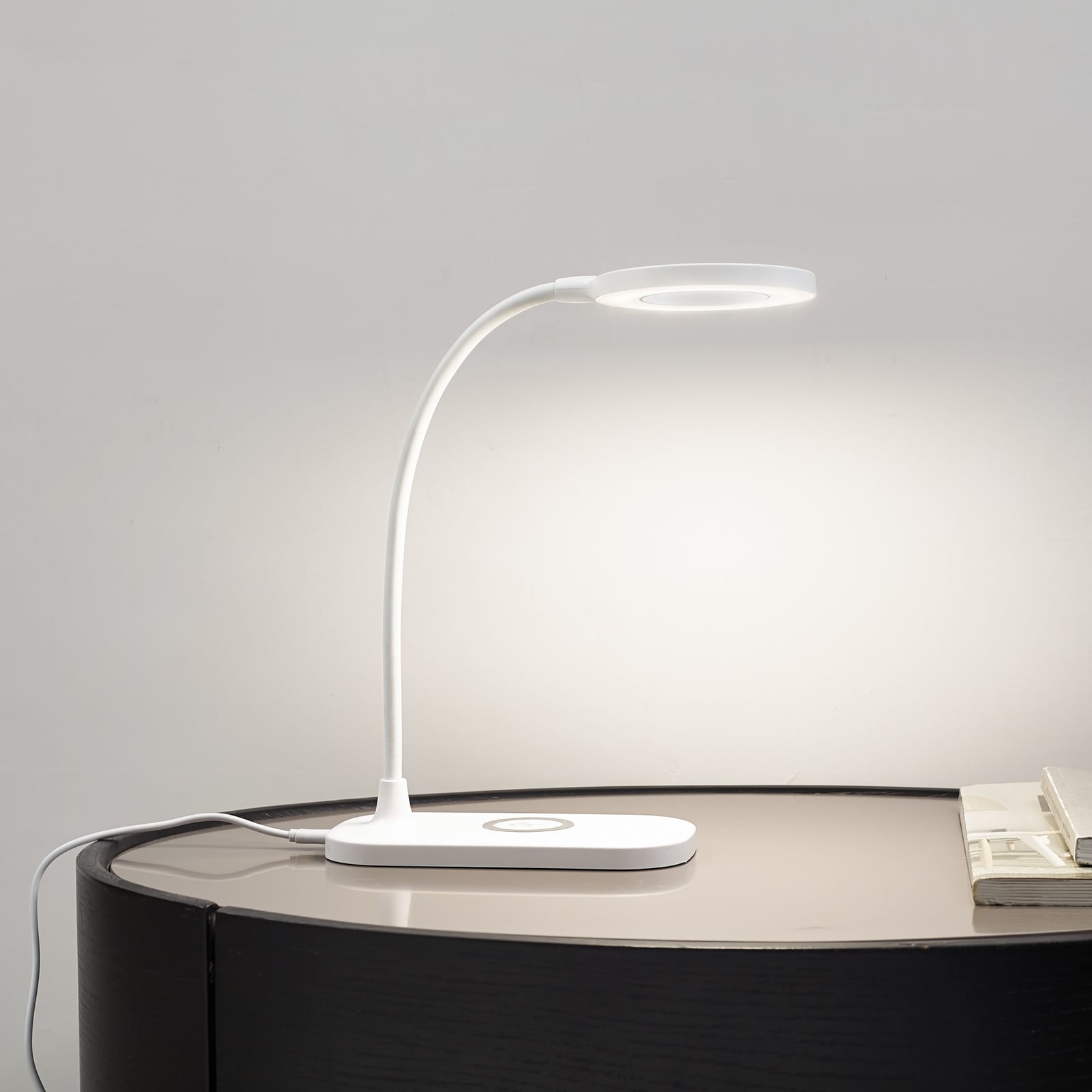 LED bordlampe Siona hvit CCT dimbar med ladestation bakside