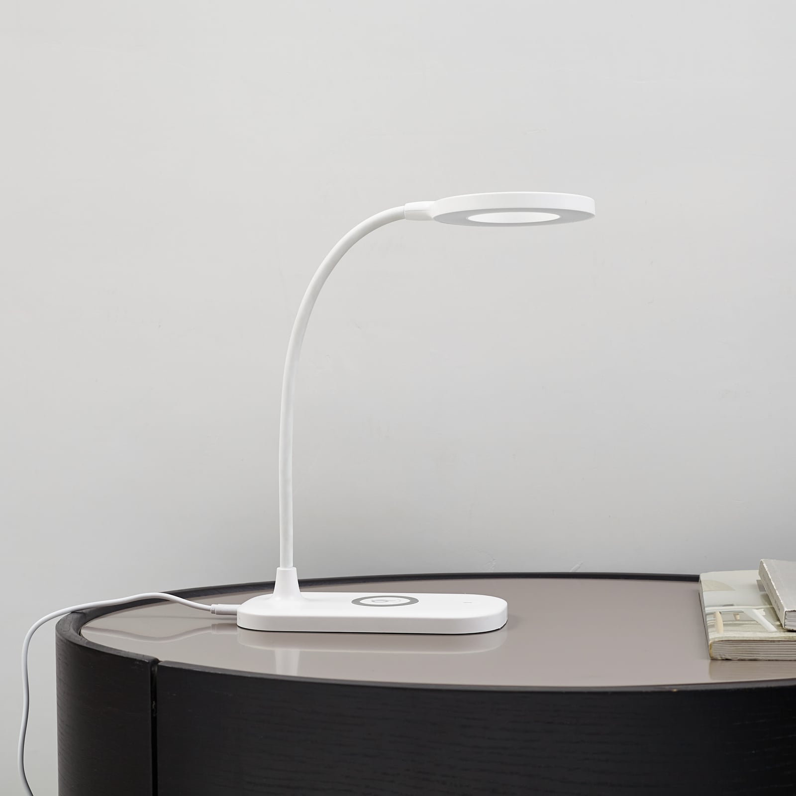 LED bordlampe Siona hvit CCT dimbar med ladestation detalj av dimmer