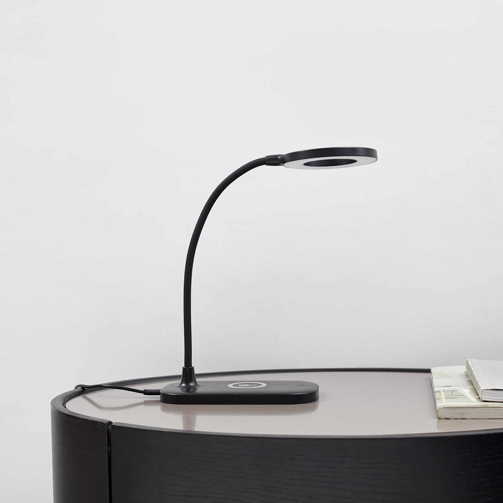 Detalj av LED bordlampe Siona svart CCT dimbar med ladestasjon