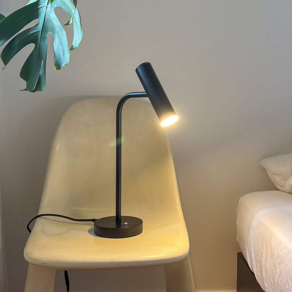 LED bordlampe Stina dimbar svart metall detalj av lampehode