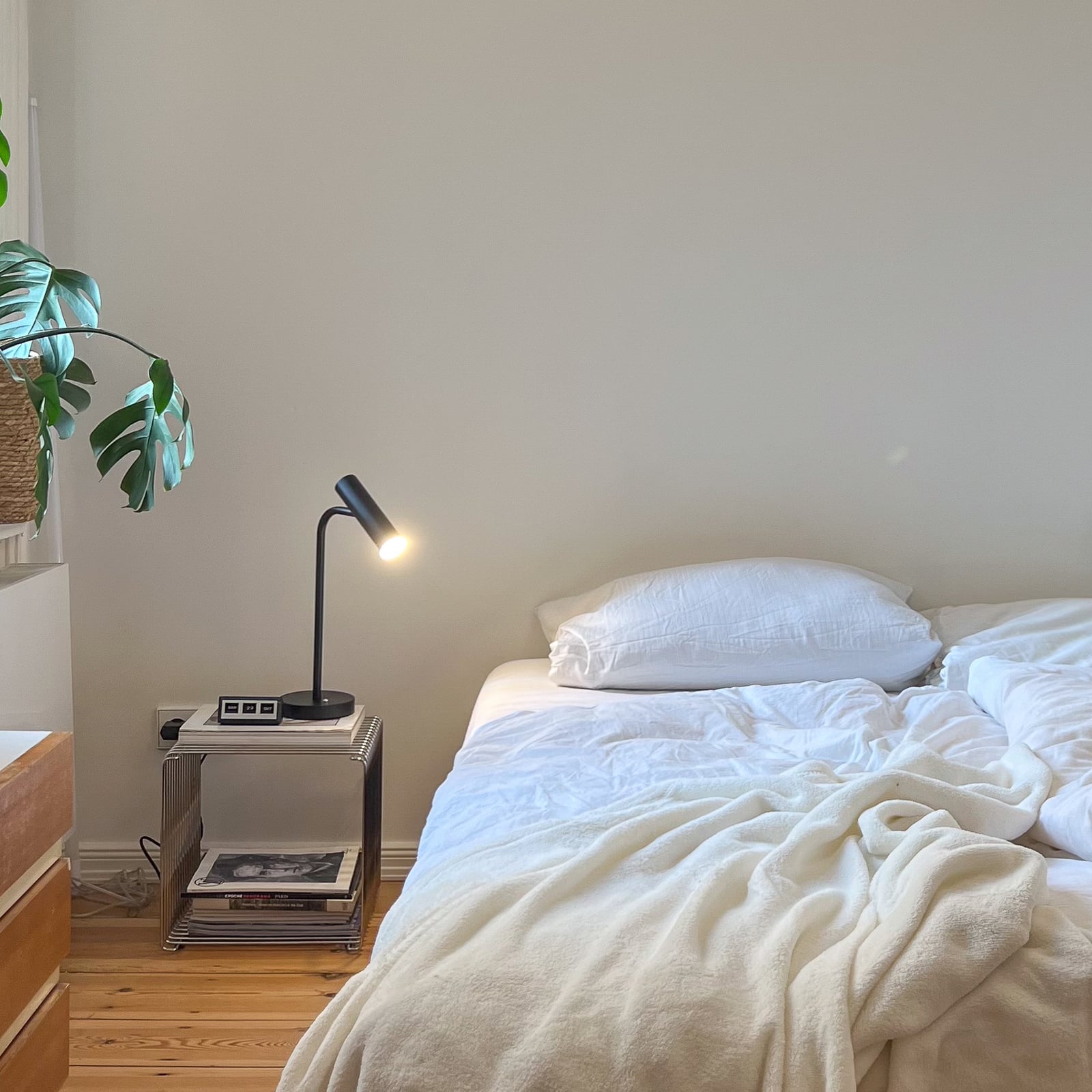 LED bordlampe Stina dimbar svart metall montert på skrivebord