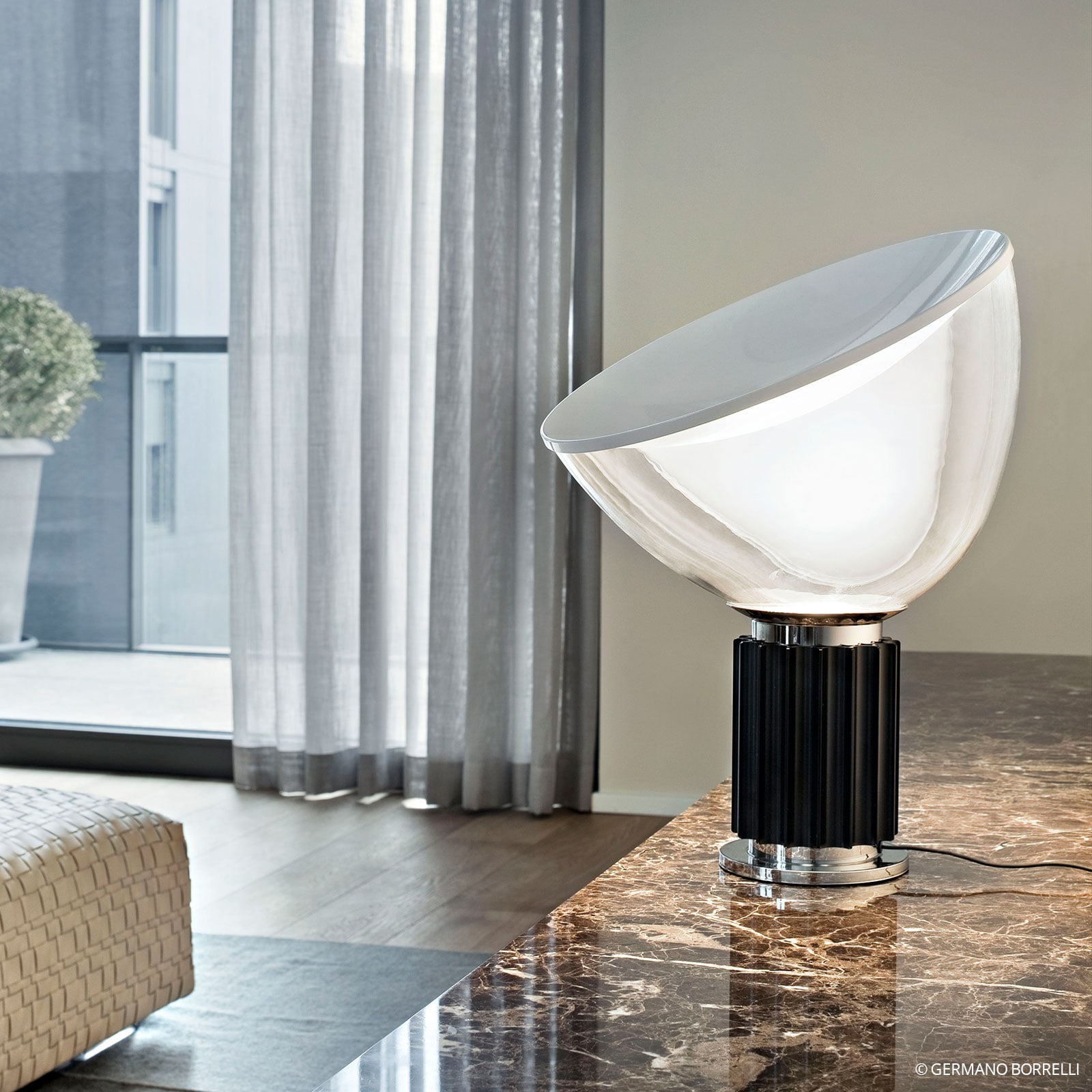 LED bordlampe Taccia Small dimbar montert på bord