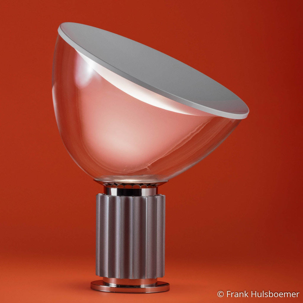 LED bordlampe Taccia Small dimbar lys i bruk