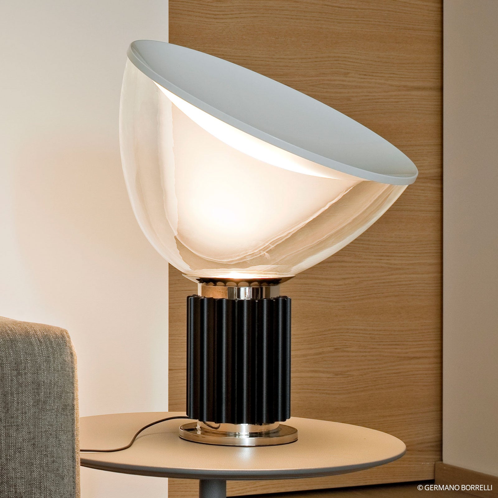 LED bordlampe Taccia Small dimbar med kabel og nettadapter