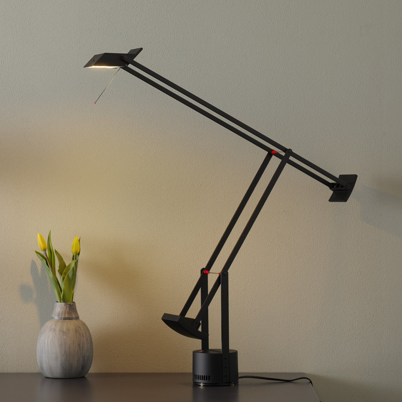 LED bordlampe Tizio dimbar svart aluminium 3000K forfra