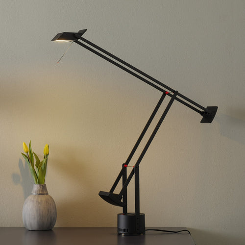 LED bordlampe Tizio dimbar svart aluminium 3000K forfra