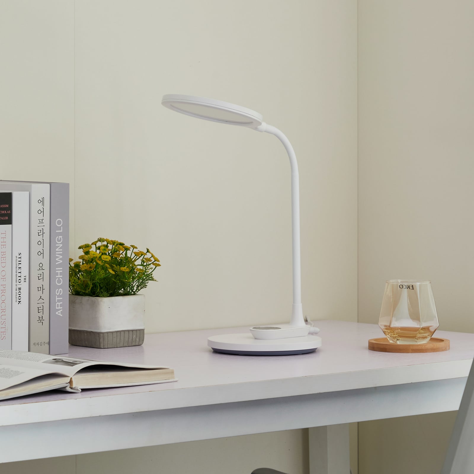 Detalj av LED bordlampe Valtaria dimbar hvit CCT 7,2W
