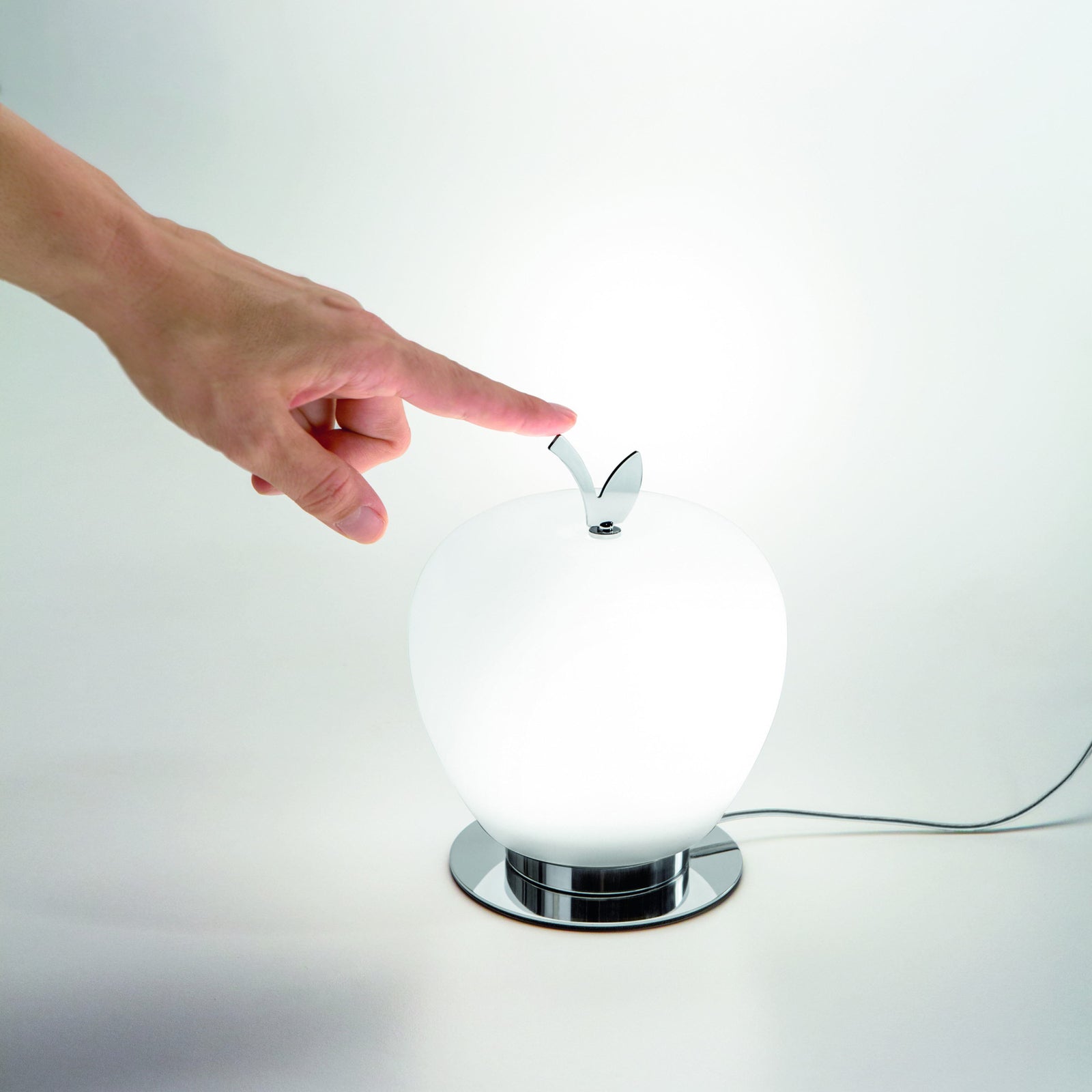 LED bordlampe Wendy epleform glass dimbar hvit/krom montert på bord