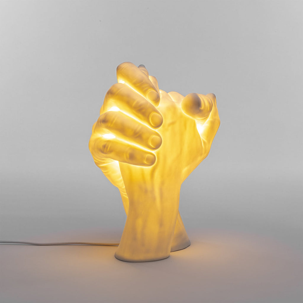 Nærbilde av HAND i LED bordlampe With Me porselen hvit E14 32 cm