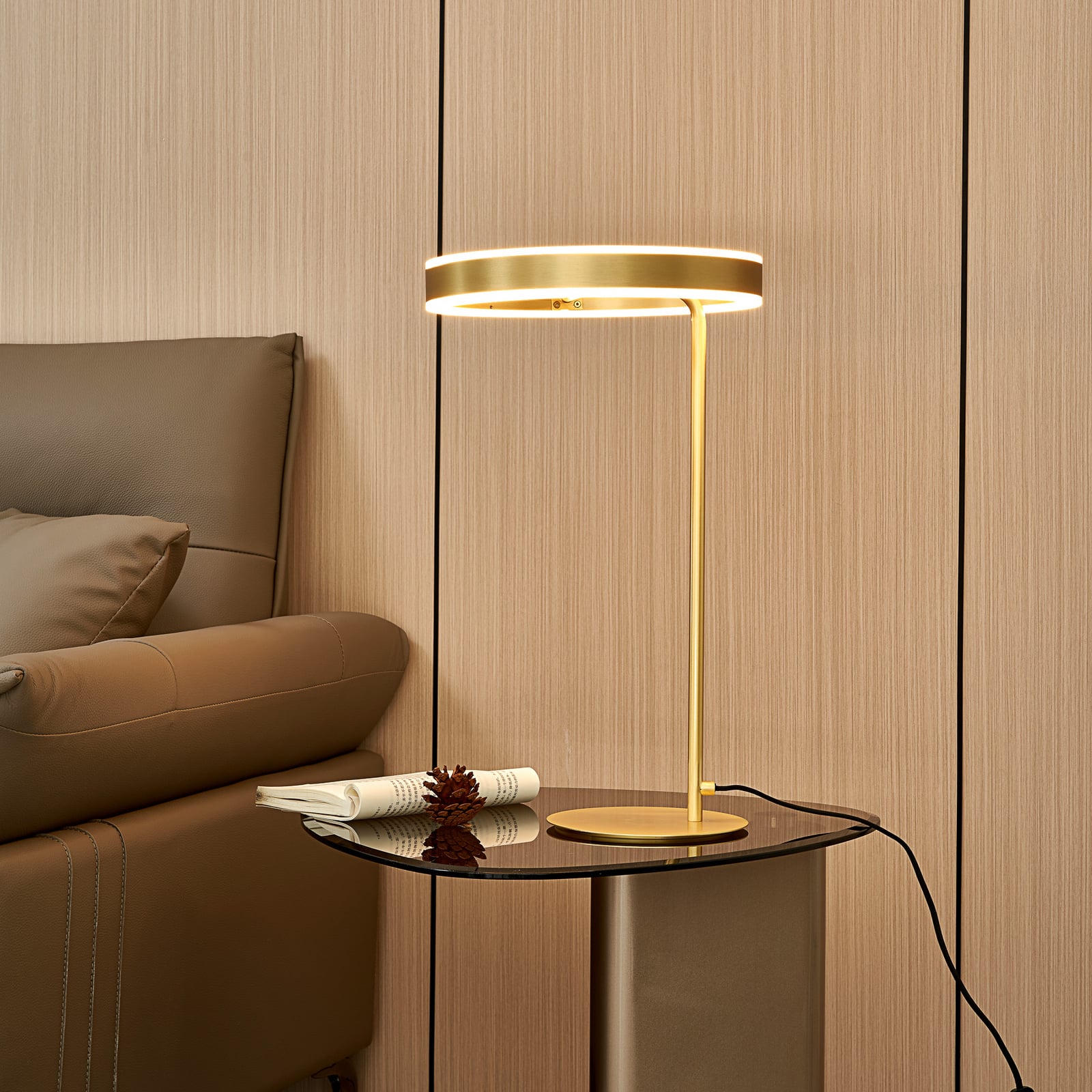 LED bordlampe Yekta dimbar messingfarget Ø30 cm forfra