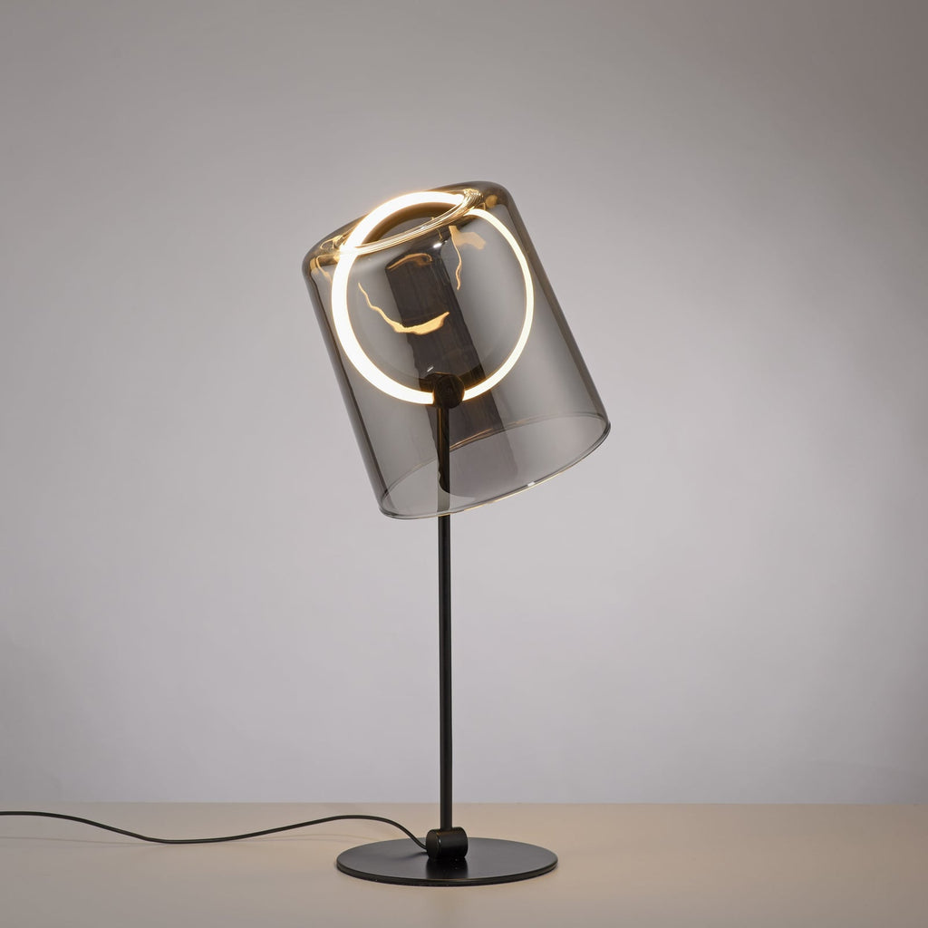 Nærbilde av glass og dimmer på LED bordlampe Zula