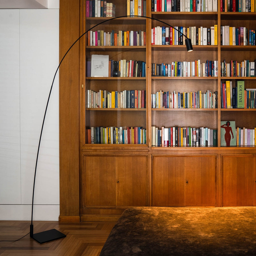 Detalj av justerbart lampehode på LED buegulvlampe Fox dimbar svart matt
