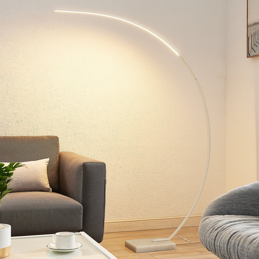 LED buegulvlampe Kendra hvit aluminium marmor detalj av fot