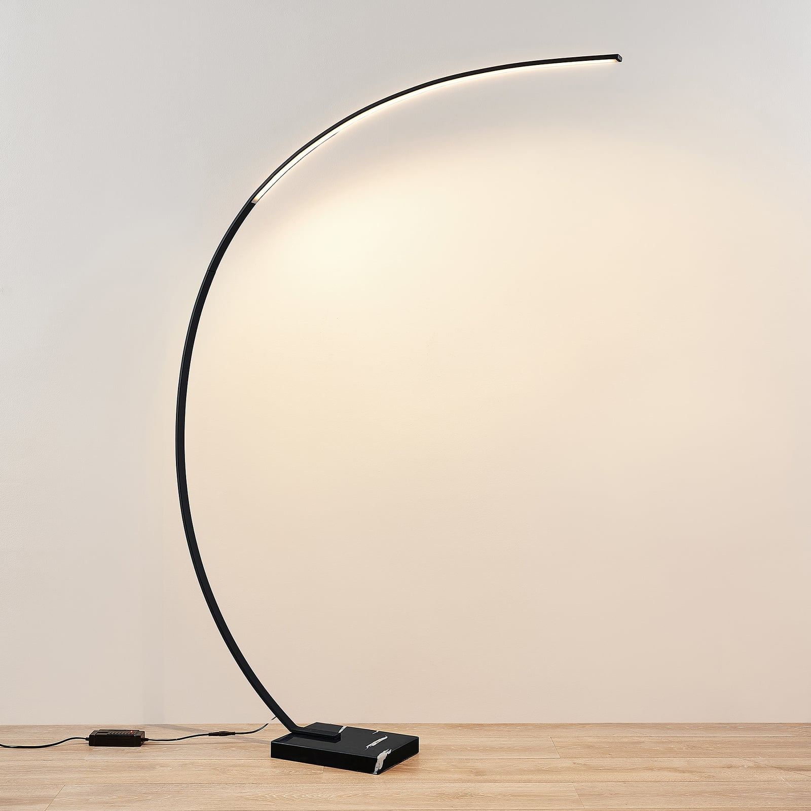 LED buegulvlampe Kendra svart aluminium marmor detalj av base
