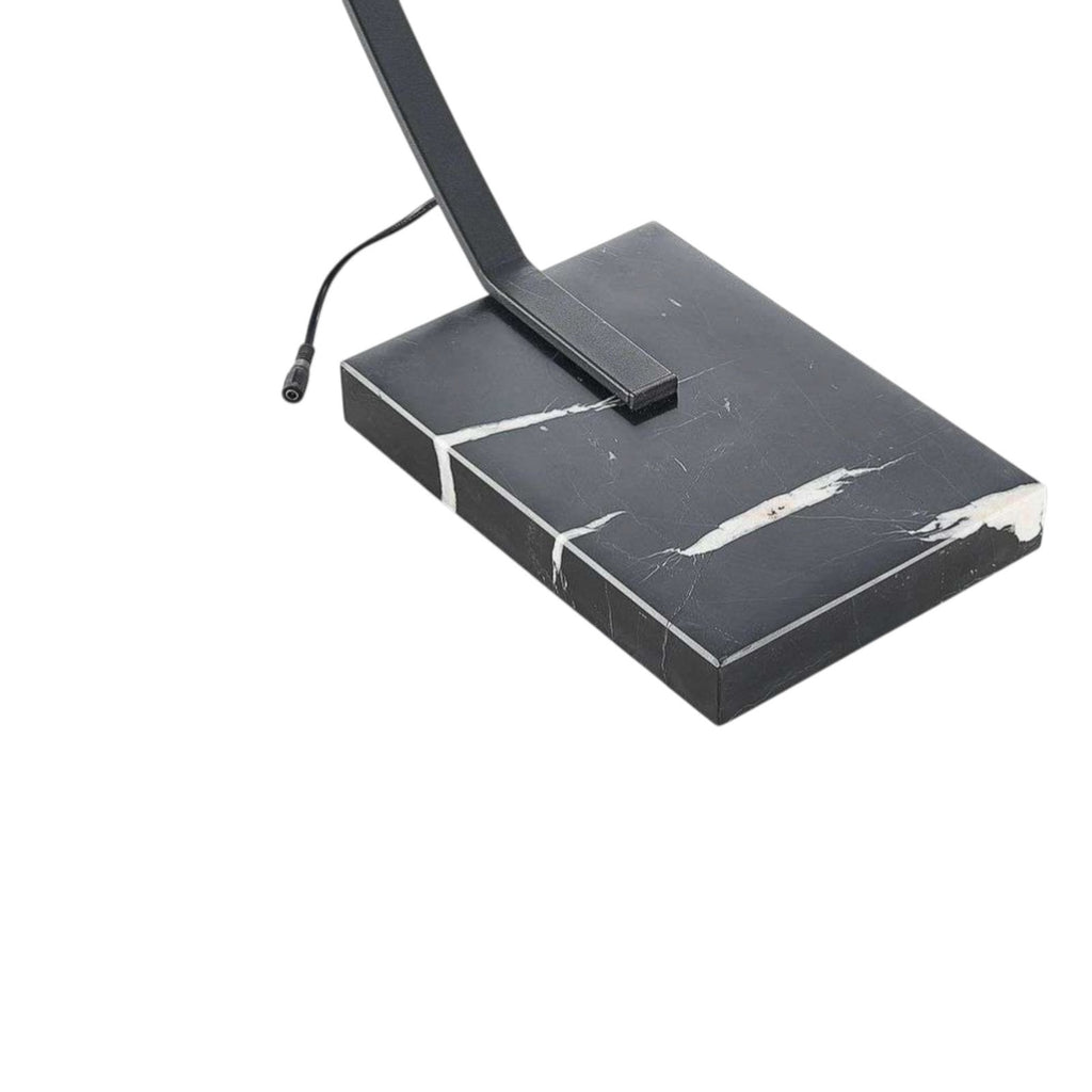 LED buegulvlampe Kendra svart aluminium marmor nærbilde av dimmer