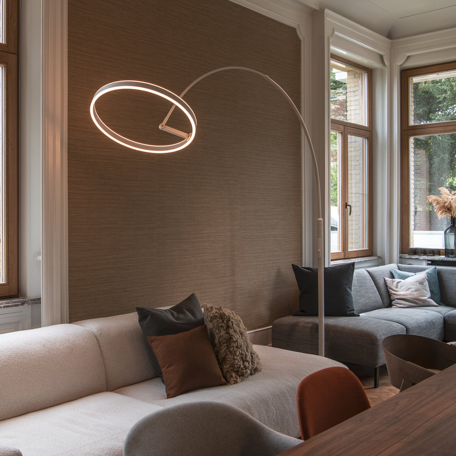 LED buegulvlampe One Bow FL hvit stål forfra