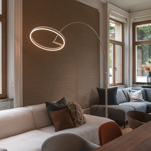LED buegulvlampe One Bow FL hvit stål forfra