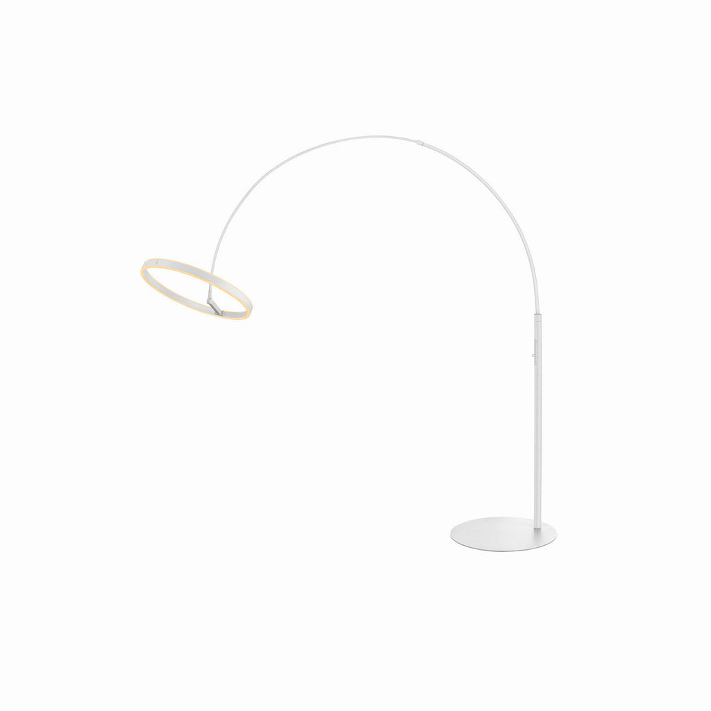 LED buegulvlampe One Bow FL hvit stål montert i rom