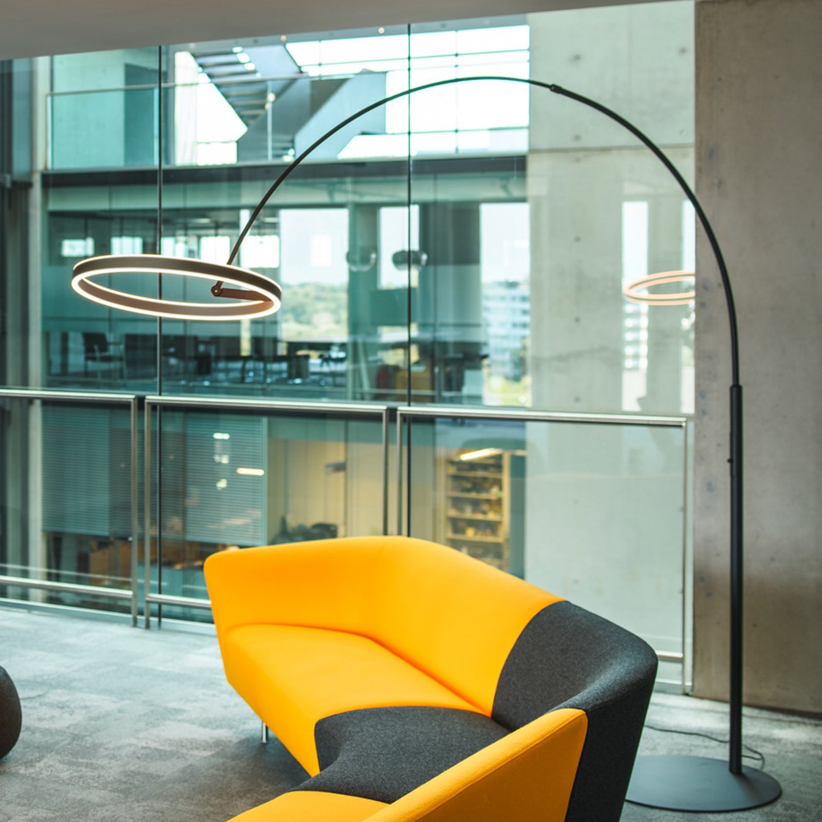 LED buegulvlampe One Bow FL svart stål detalj av skjerm
