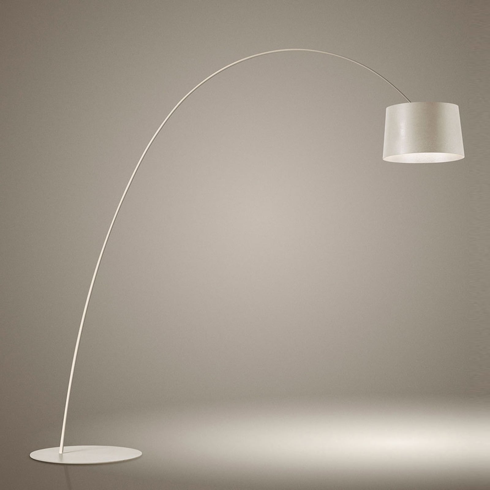 Detalj av skjerm på LED buegulvlampe Twiggy Elle greige dimbar