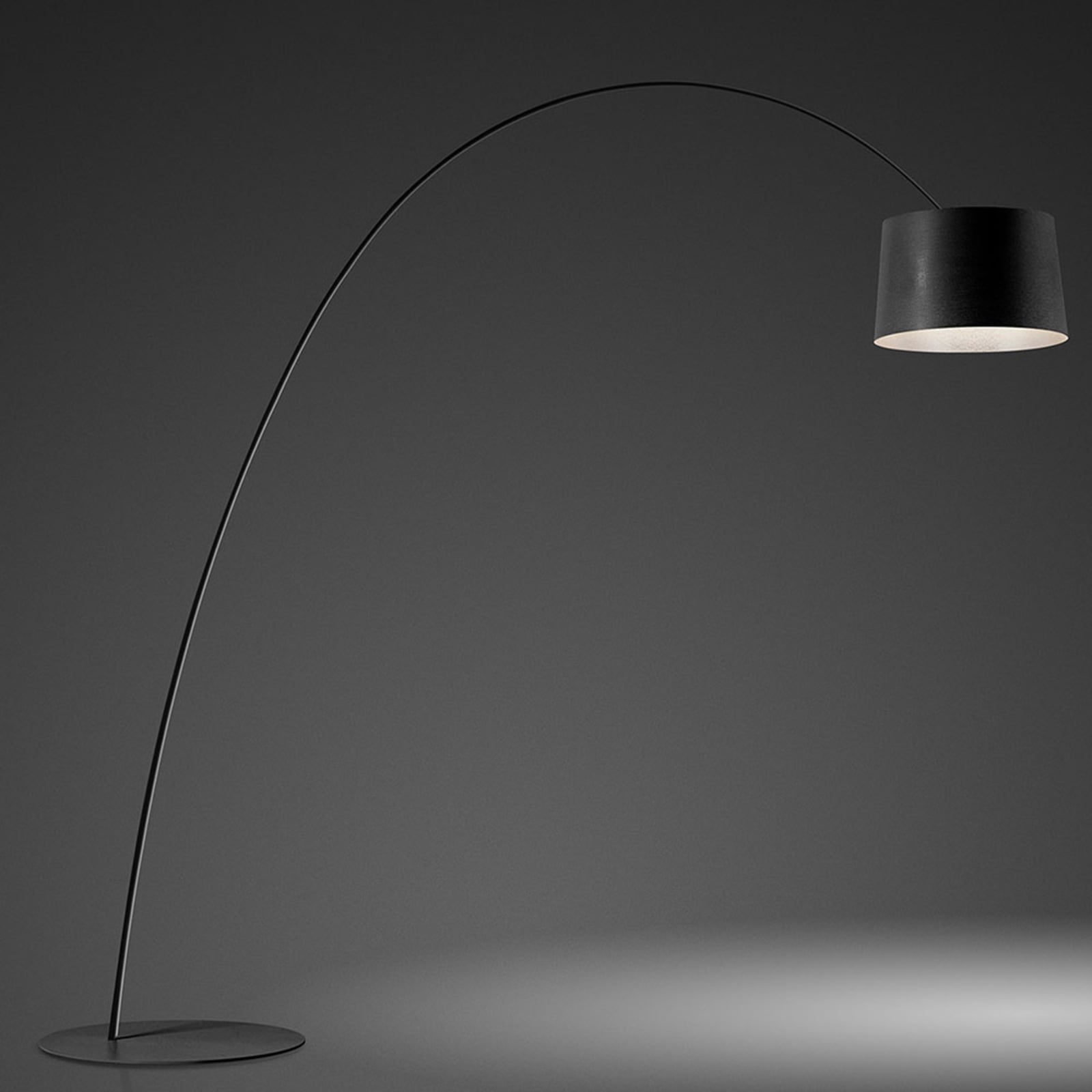 Montert LED buegulvlampe TwiggyElle MyLight CCT dimbar svart i rom