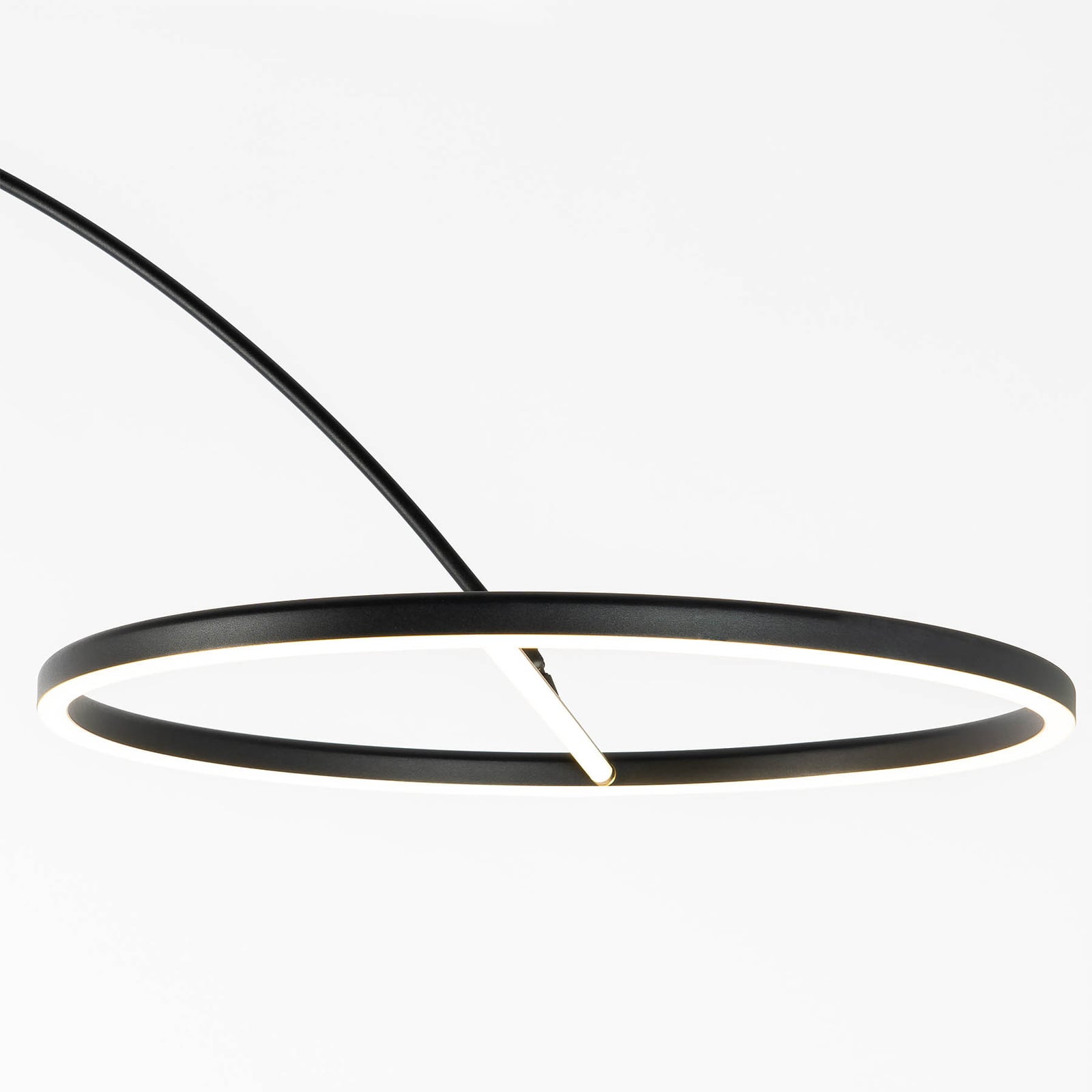 LED buegulvlampe Virvera rund svart aluminium Ø60 cm nærbilde av bryter